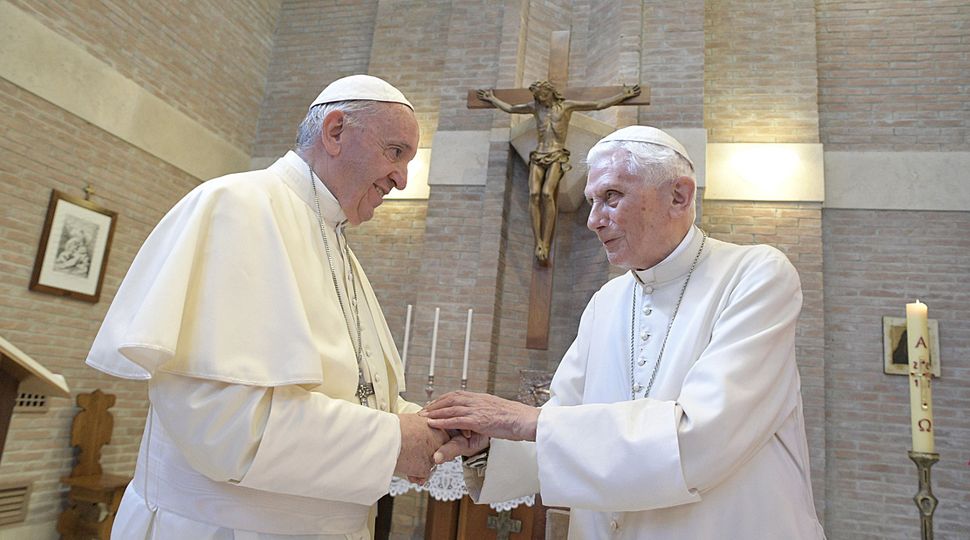Die beiden Päpste stehen sich in der Kapelle gegenüber, lächeln und halten sich an den Händen. 170629-93-000105_web.jpg