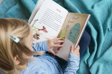 Perspektive von oben mit Blick in das Buch mit Bildern