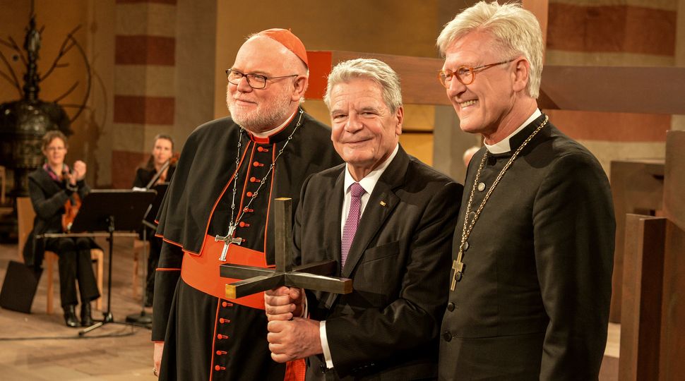 Landesbischof Heinrich Bedford-Strohm, Vorsitzender derEKD und Kardinal Reinhard Marx, Vorsitzender der Deutschen Bischofskonferenz (DBK), üerreichen Bundespräsident Joachim Gauck zum Abschied das „