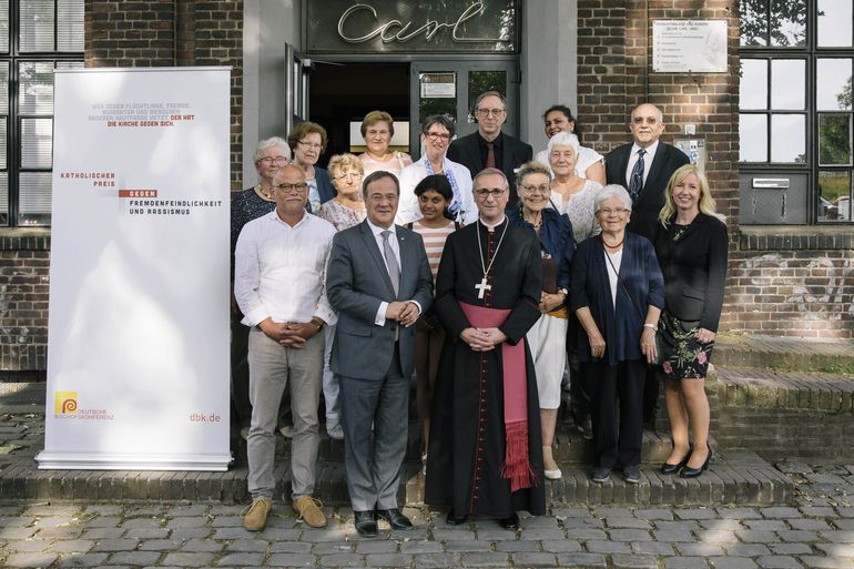 NRW-Ministerpräsident Armin Laschet und Erzbischof Dr. Stefan Heße mit den Preisträgern vom „Global Village: Weltort Lennep“ (1. Preis).
