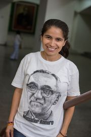 Sie trägt ein T-Shirt mit dem Portät des Bischofs