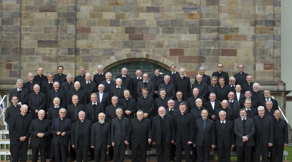 Gruppenfoto im Hof des Priesterseminars in Fulda Bischofskonferenz-Sondermann-2015.jpg