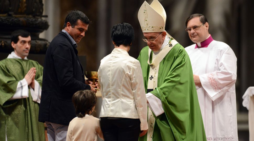 Papst Franziskus nimmt zu Beginn der Eucharistiefeier Gaben von Familien entgegen. 141005-93-000193.jpg