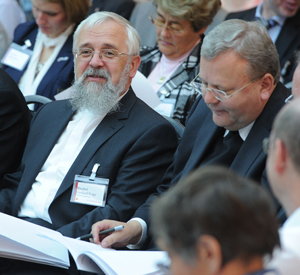 WRA_0515_feige-bode - Bischof Feige und Bischof Bode (v.li.) bei der Refexion des Vortages. Foto: kna